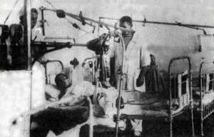 Рентгентехник А.Н.Плавская и гипсовый техник Г.Н.Сорокатягин, обслуживают раненых в палате госпиталя, используя все разработанные и применявшиеся в институте методики (фото 1943 года)
